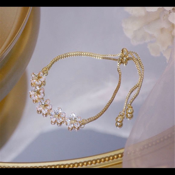Dainty gold flower crystal cubic zirconia bracelet - Picture 3 of 7
